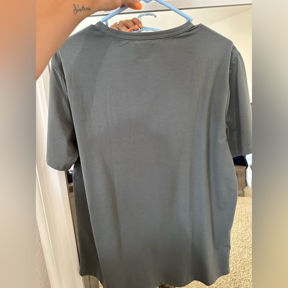 Cuts Curve Hem Mens Tee- Brand New - Picture 3 of 4